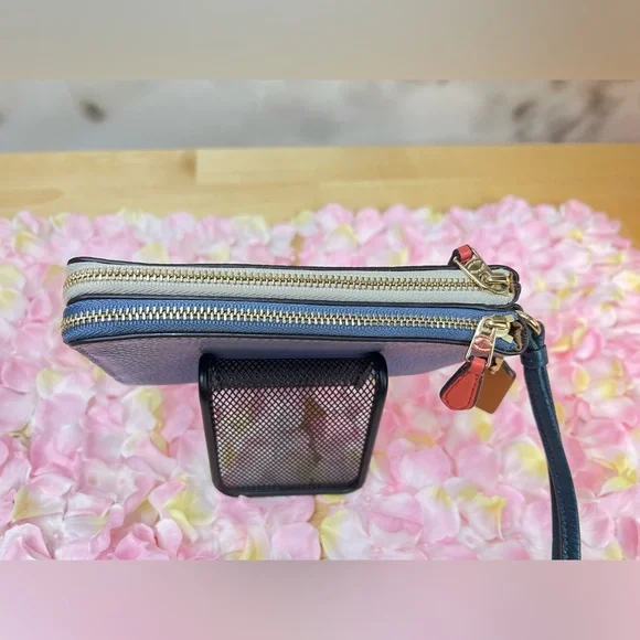 COACH Double Zipper Wristlet
Clutch Tan cream and blue Pebble Leather - Picture 6 of 12